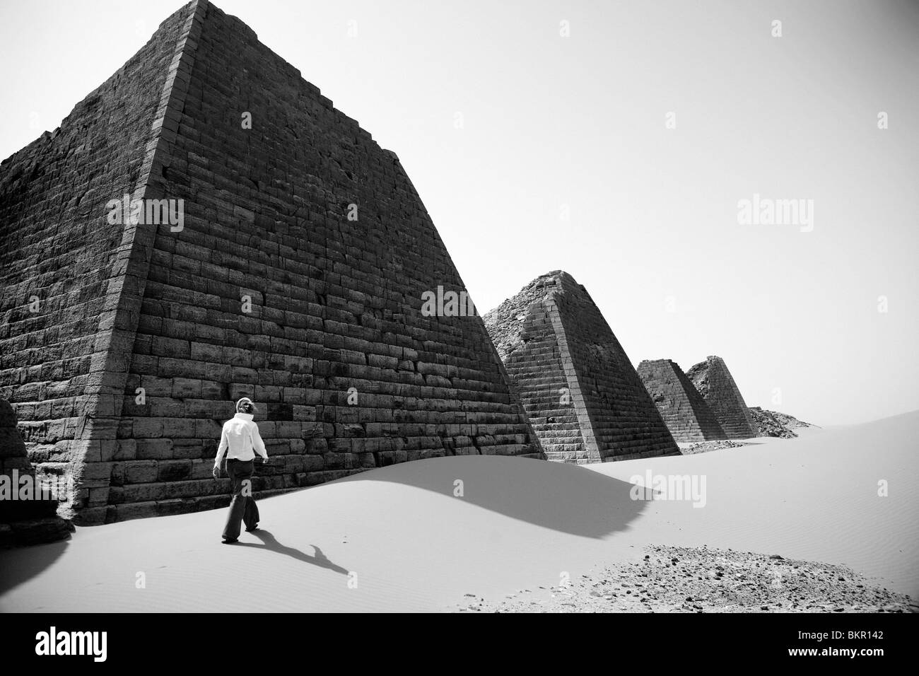 Sudan, Begrawiya. Ein Tourist erforscht die nubischen Pyramiden. Stockfoto