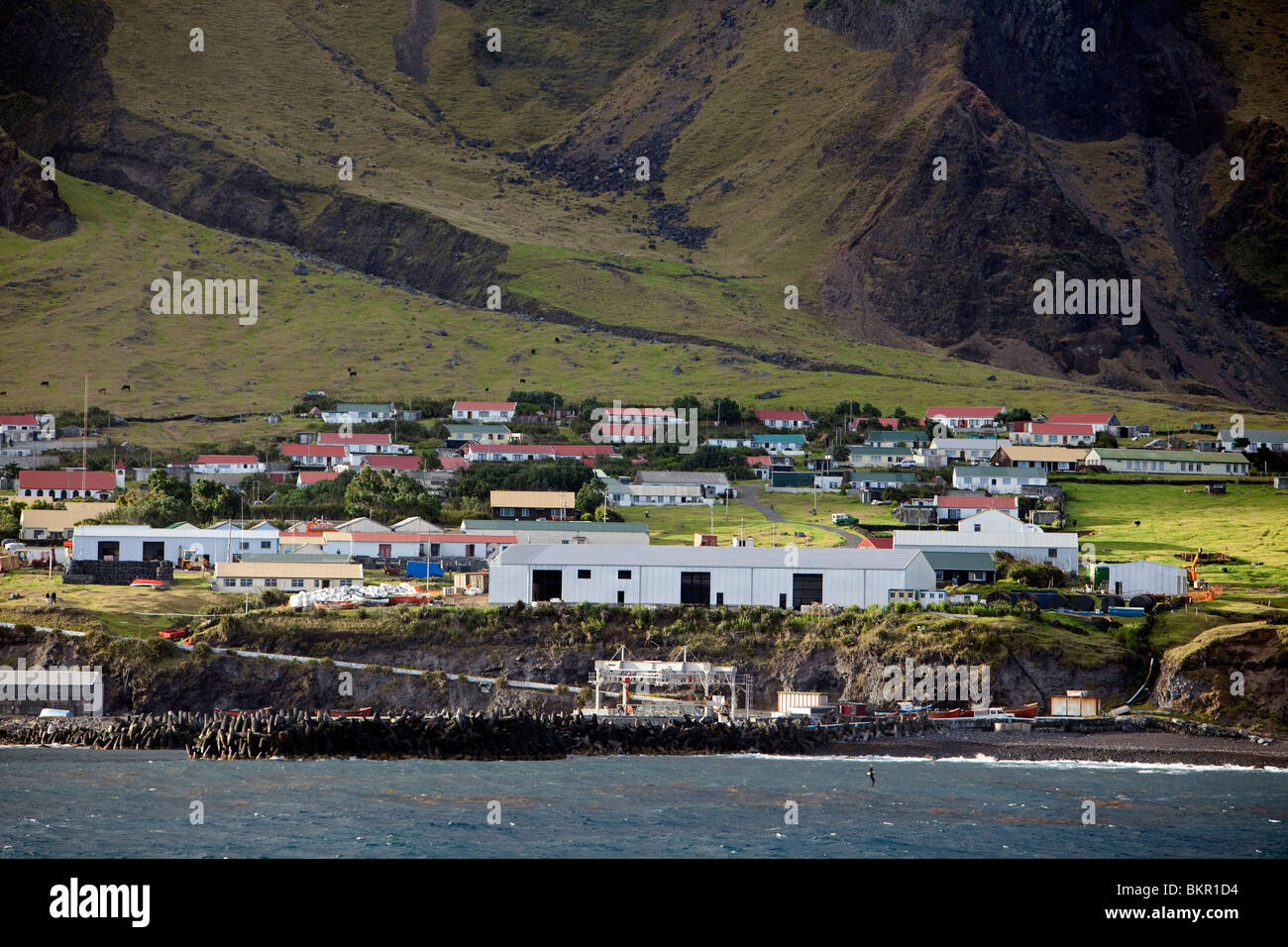 Tristan Da Cunha Insel, Siedlung Hauptstadt Edinburgh vom Meer geprägt von den Ausläufern des Queen Mary Volano. Stockfoto