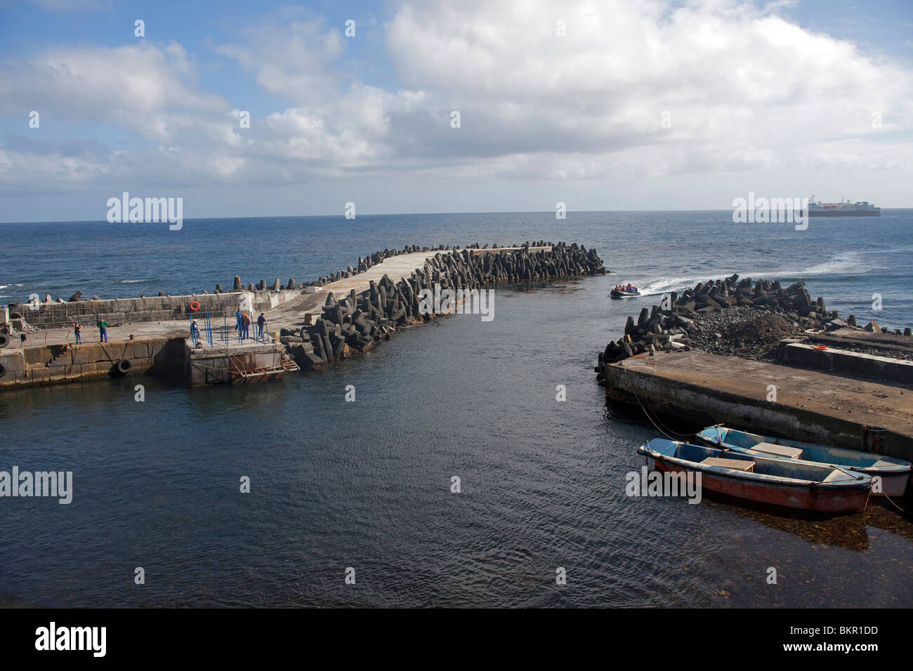 Insel Tristan Da Cunha, haben Versorgungsmaterialien in den kleinen Hafen von Tristans Ausschreibung angelandet werden. Stockfoto