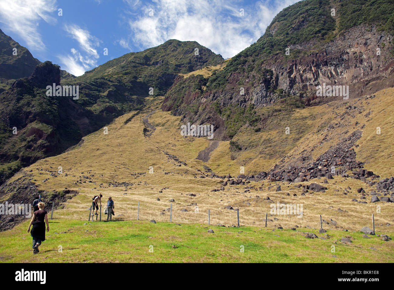 Insel Tristan Da Cunha, Siedlung Hauptstadt Edinburgh. Wanderer erkunden die Ausläufer des Queen Mary Volcano Stockfoto