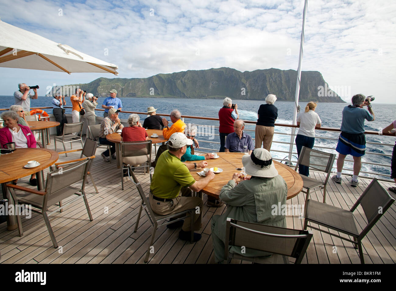 Tristan Da Cunha, unzugänglichen Insel. Auf der National Geographic Explorer Segeln entfernt genießen Touristen Nachmittagstee. Stockfoto