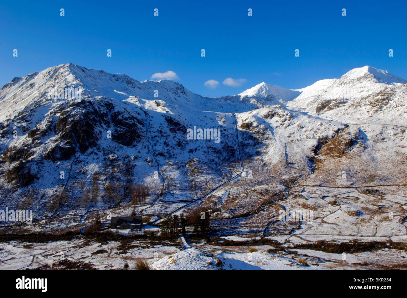 Wales, Gwynedd, Snowdonia. Blick auf den Snowdon Horseshoe im Winter aus dem Osten. Stockfoto