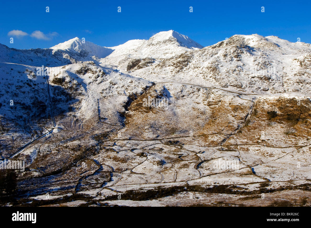 Wales, Gwynedd, Snowdonia. Blick auf den Snowdon Horseshoe im Winter aus dem Osten. Stockfoto