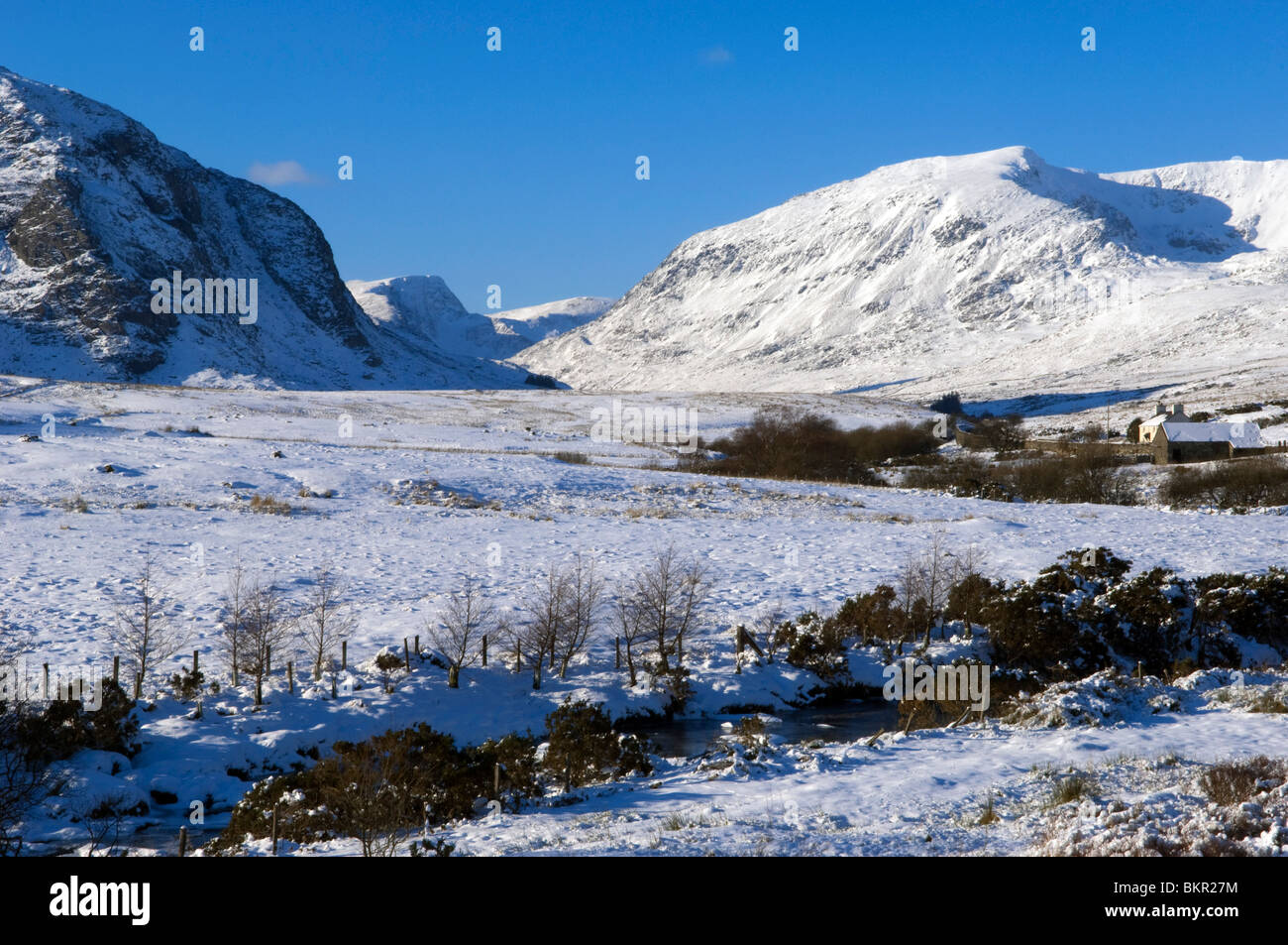 Wales, Gwynedd, Snowdonia. Blick talaufwärts Ogwen im Winter. Stockfoto