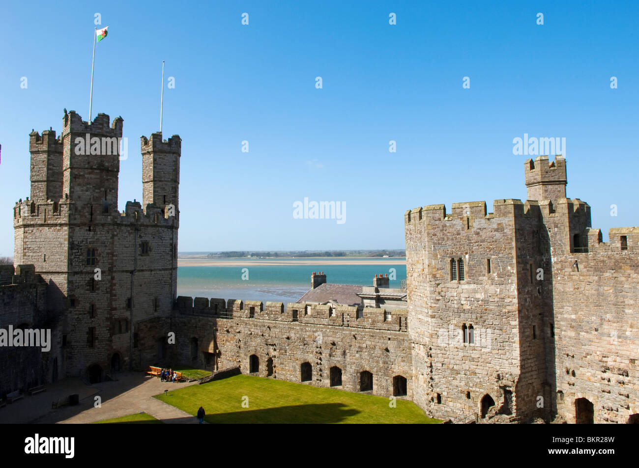 Wales, Gwynedd, Caernarvon. Die befestigten Türmen und Stadtmauer von Caernarvon Castle Stockfoto