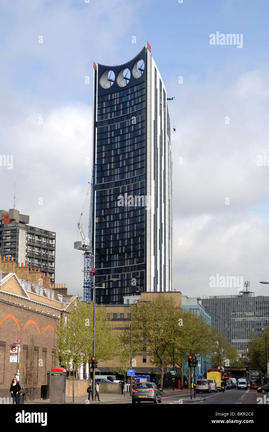 Windkraftanlagen auf dem Schichten-Turm an der Elefant & Burg London England Stockfoto