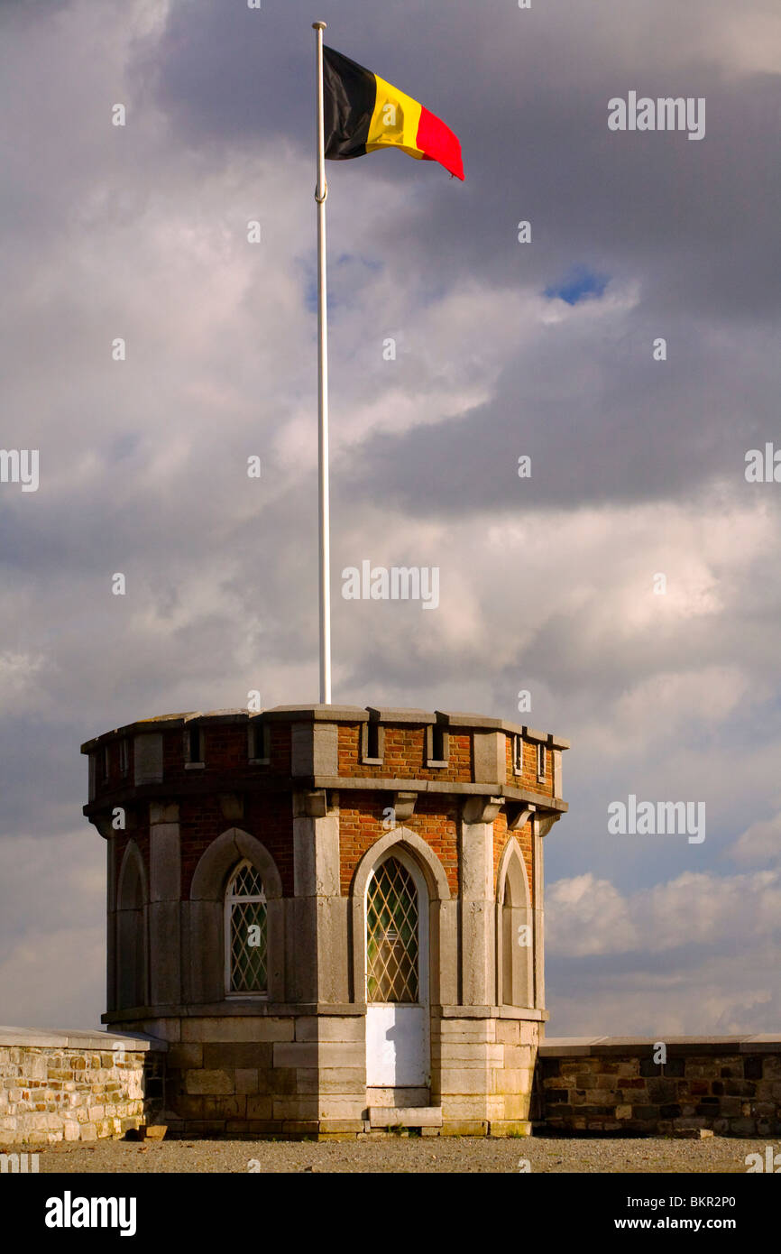 Belgien, Wallonie, Namur; Die belgische Flagge auf einem der bewachten Türme der alten Zitadelle Stockfoto