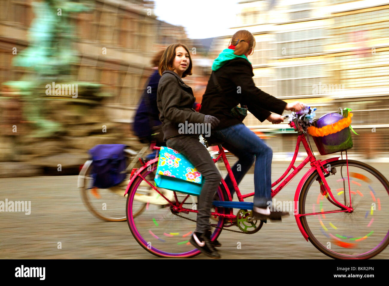 Belgien, Flandern; Antwerpen; Mädchen Fahrrad durch Antwerpen Hauptplatz. Stockfoto