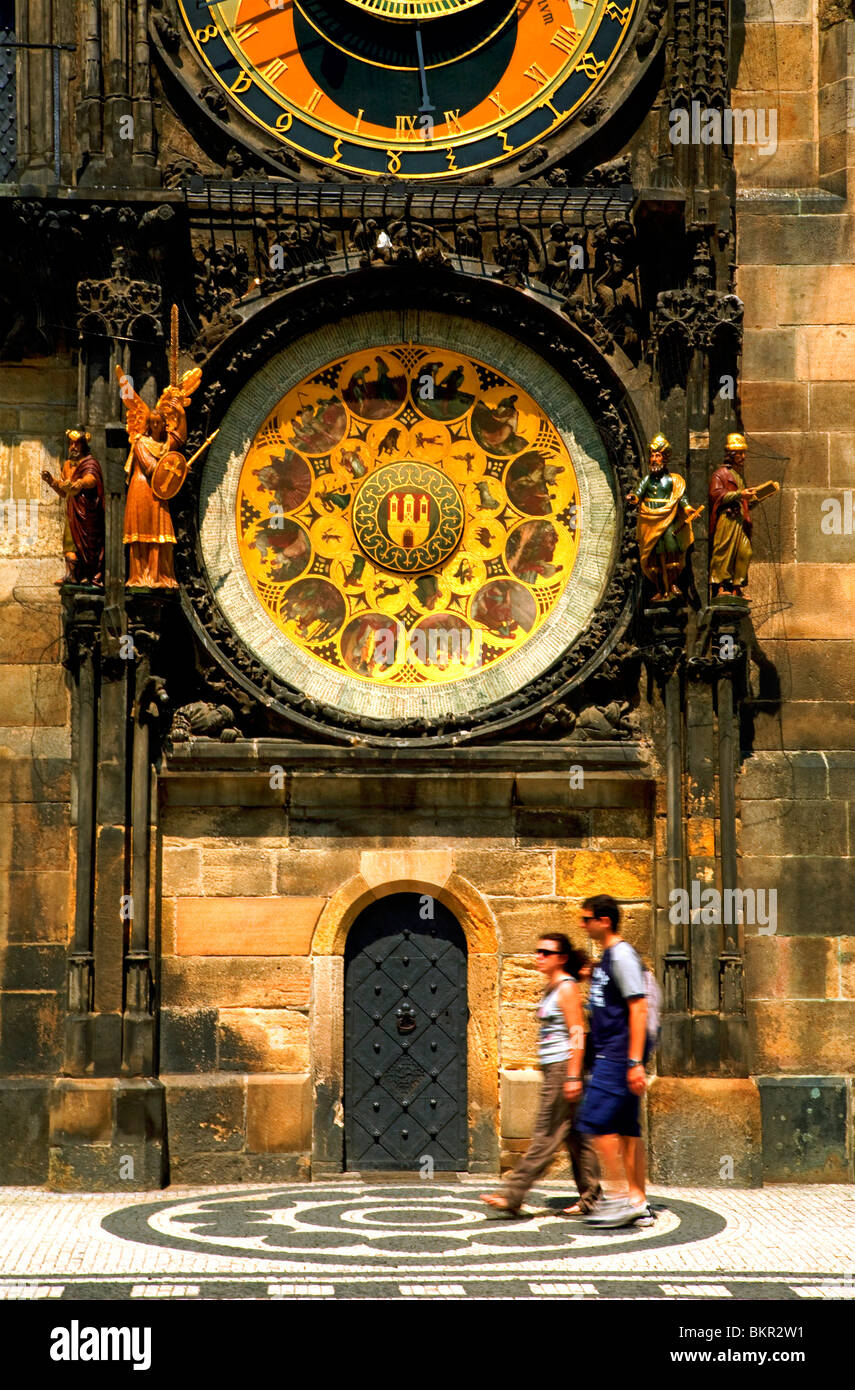 Tschechische Republik, Prag; Ein paar wenige unter dem Rathaus in Stare Mesto Stockfoto