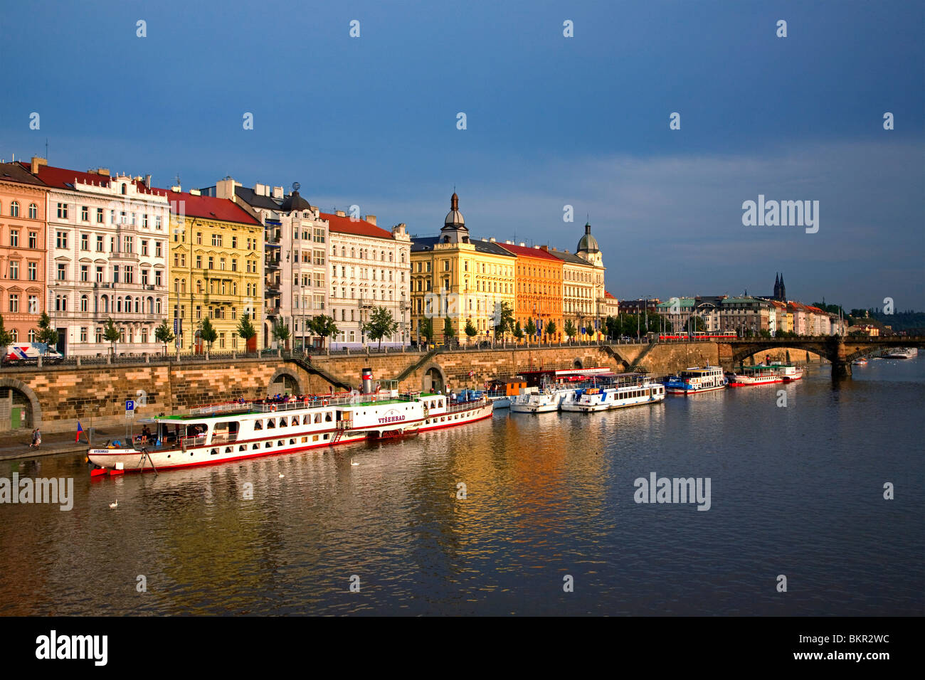 Tschechische Republik, Prag; Über die Moldau und die farbenfrohen Häuser Stockfoto
