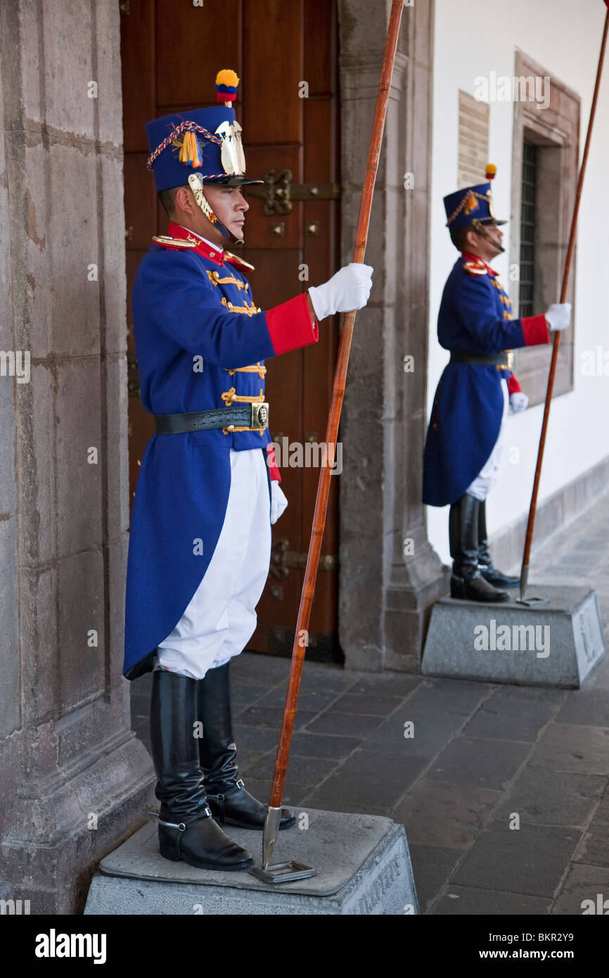 Ecuador, Zeremoniell schützt, Politécnica, am Eingang zum Palacio de Gobierno in der Altstadt Quito. Stockfoto