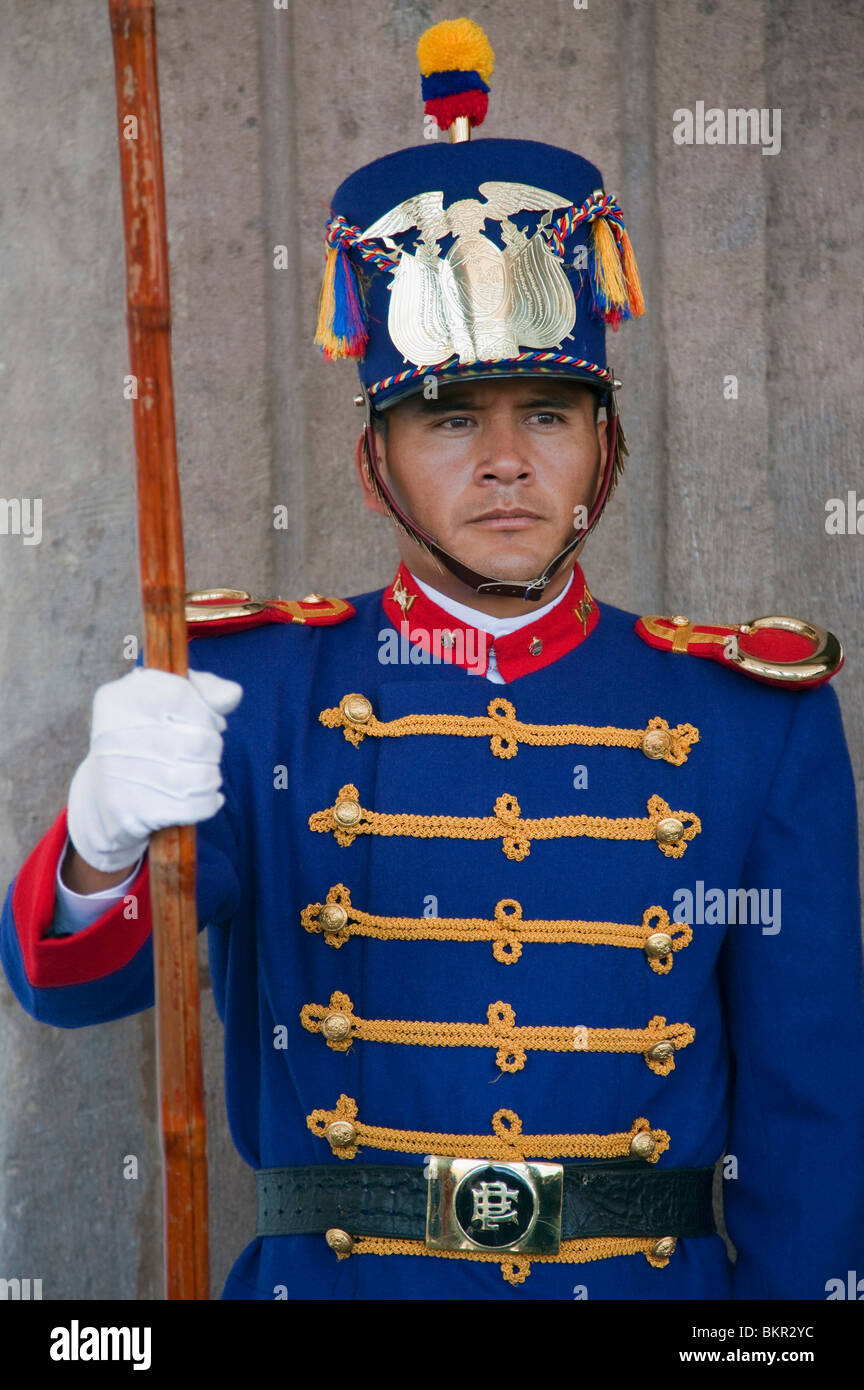 Ecuador, Zeremoniell zu schützen, Politécnica, am Eingang zum Palacio de Gobierno in der Altstadt Quito. Stockfoto