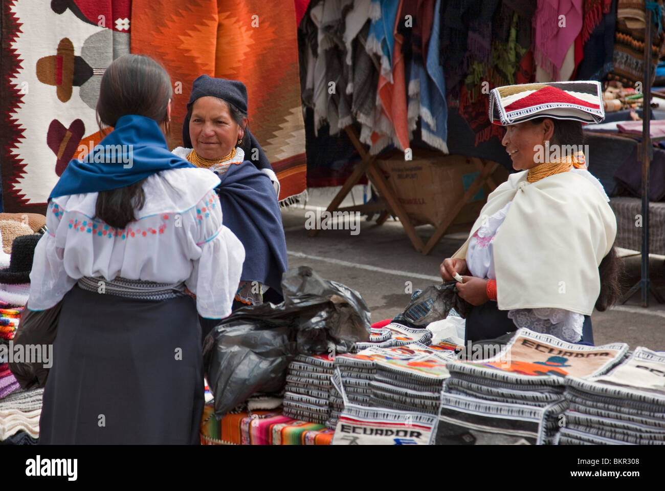 Ecuador, Markt Stände verkaufen Kunsthandwerk in Otavalo. Stockfoto
