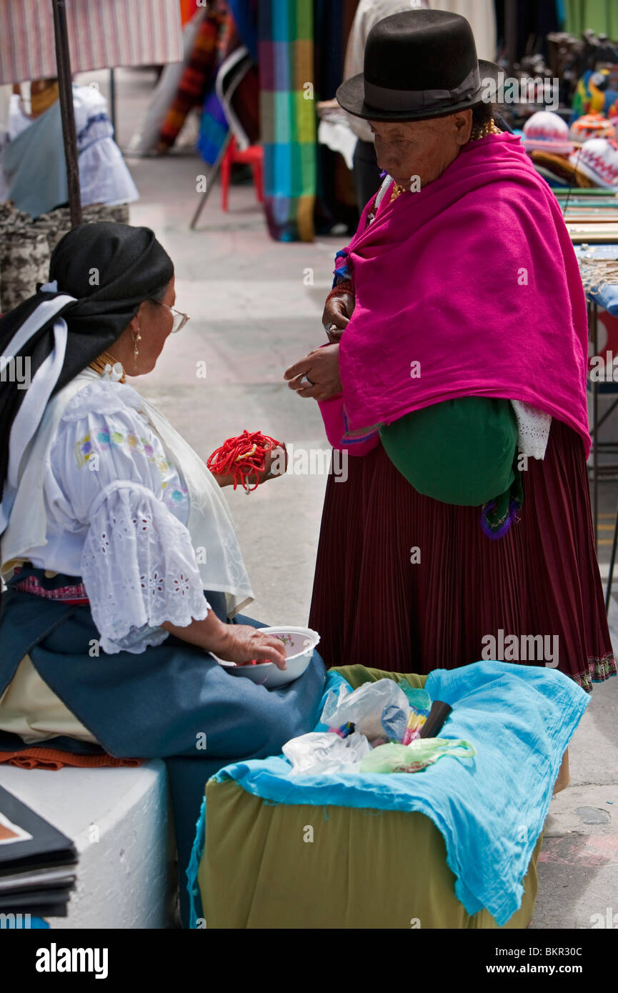 Ecuador, zwei Frauen verhandeln den Preis von Perlen an Otavalo indischen Markt. Stockfoto