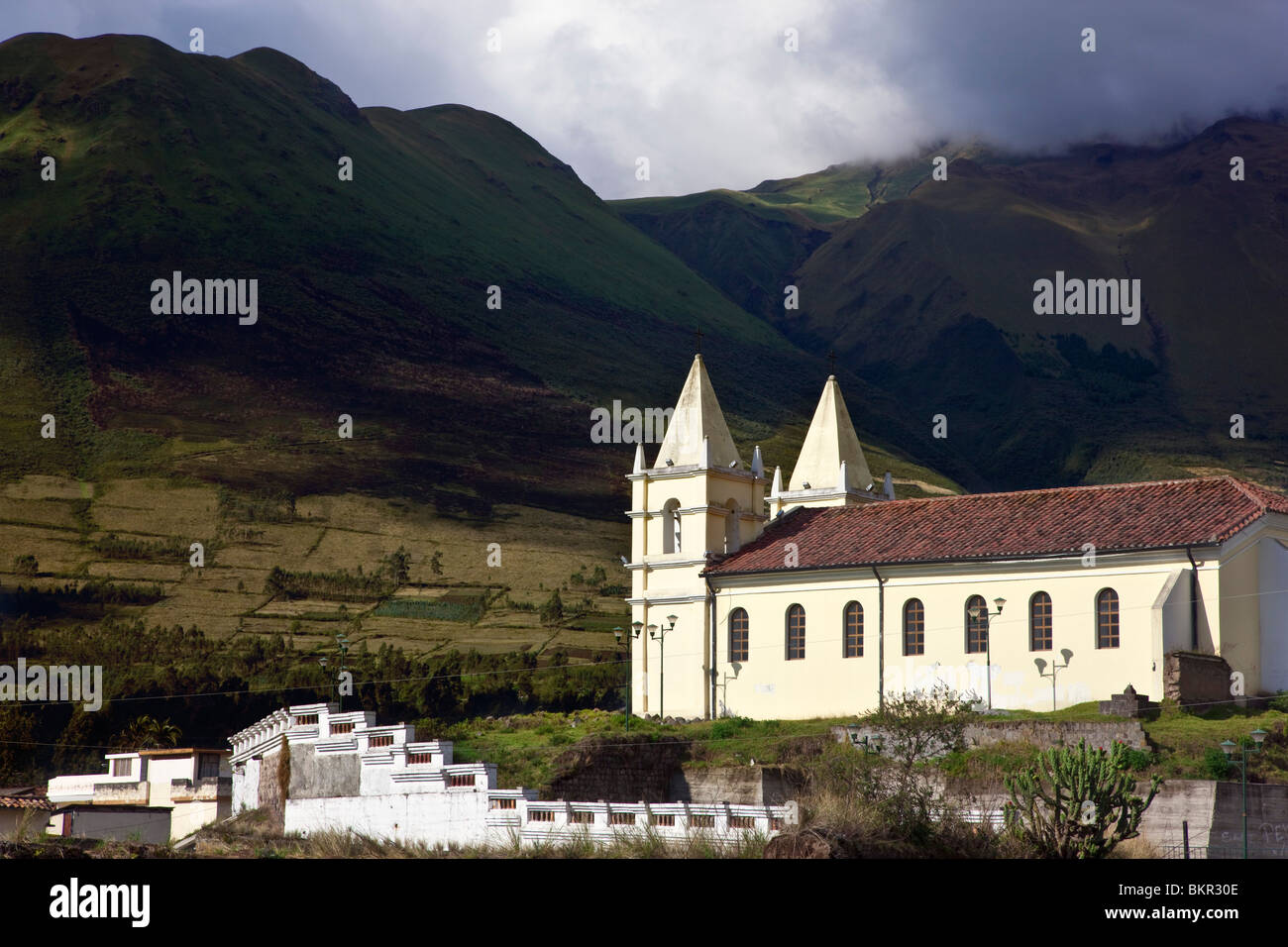 Ecuador, Imbavalu überragt eine katholische Ortskirche am Stadtrand von Otavalo. Stockfoto