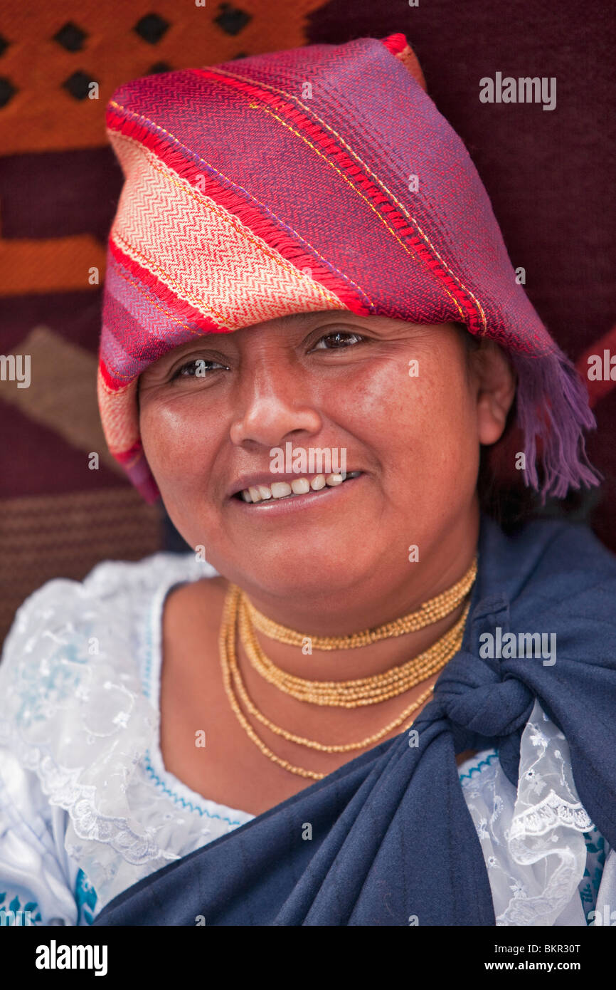 Ecuador, eine indigene ecuadorianischen Frau in traditioneller Kleidung in Otavalo Markt. Stockfoto