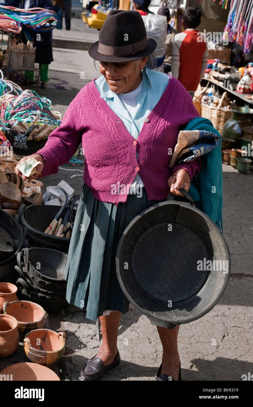 Ecuador, eine alte Frau kauft einen Eimer für die Fütterung von Schweinen aus alten Gummireifen auf Sangolqui Markt hergestellt. Stockfoto