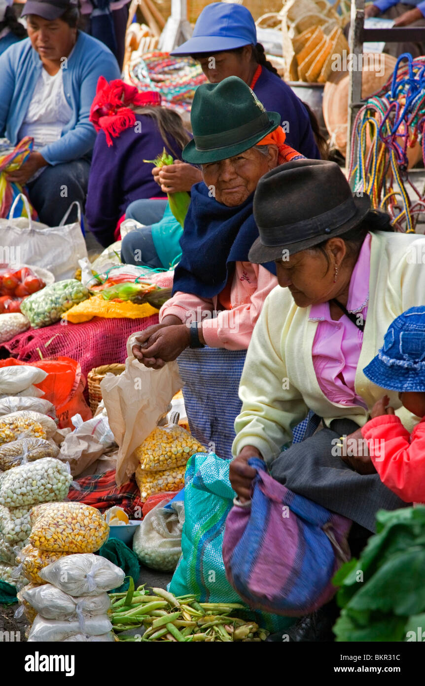 Ecuador, indigene indische Frauen verkaufen frische landwirtschaftliche Erzeugnisse auf dem Wochenmarkt Sangolqui. Stockfoto