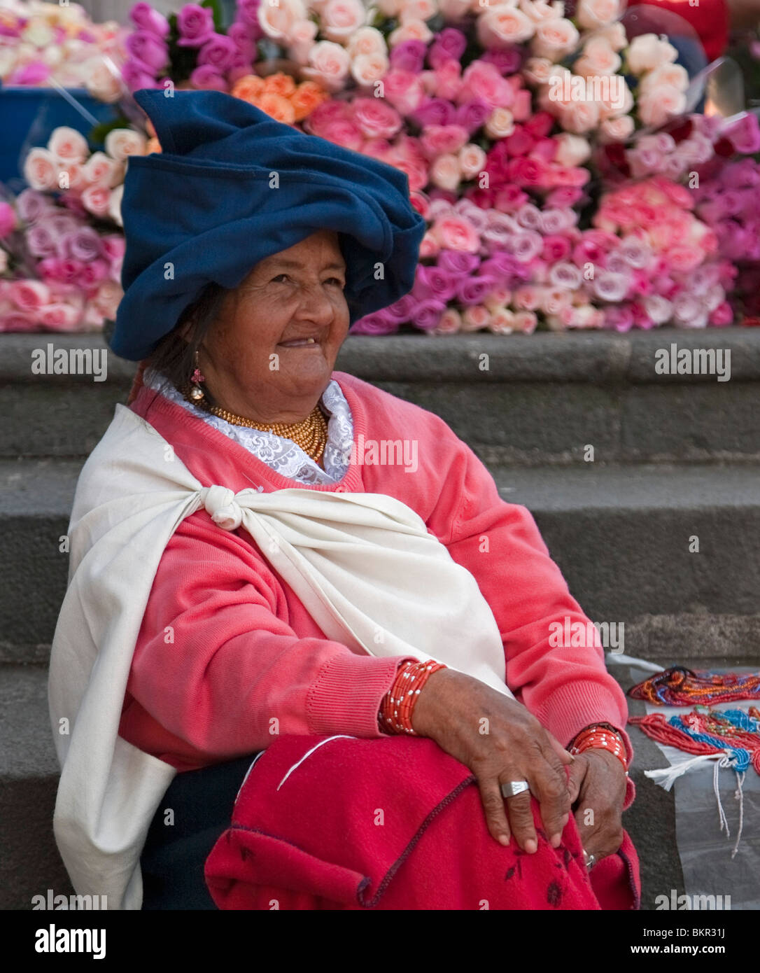 Ecuador, verkauft eine indigene indische Frau frisch geschnittene Rosen auf dem Wochenmarkt Sangolqui. Stockfoto