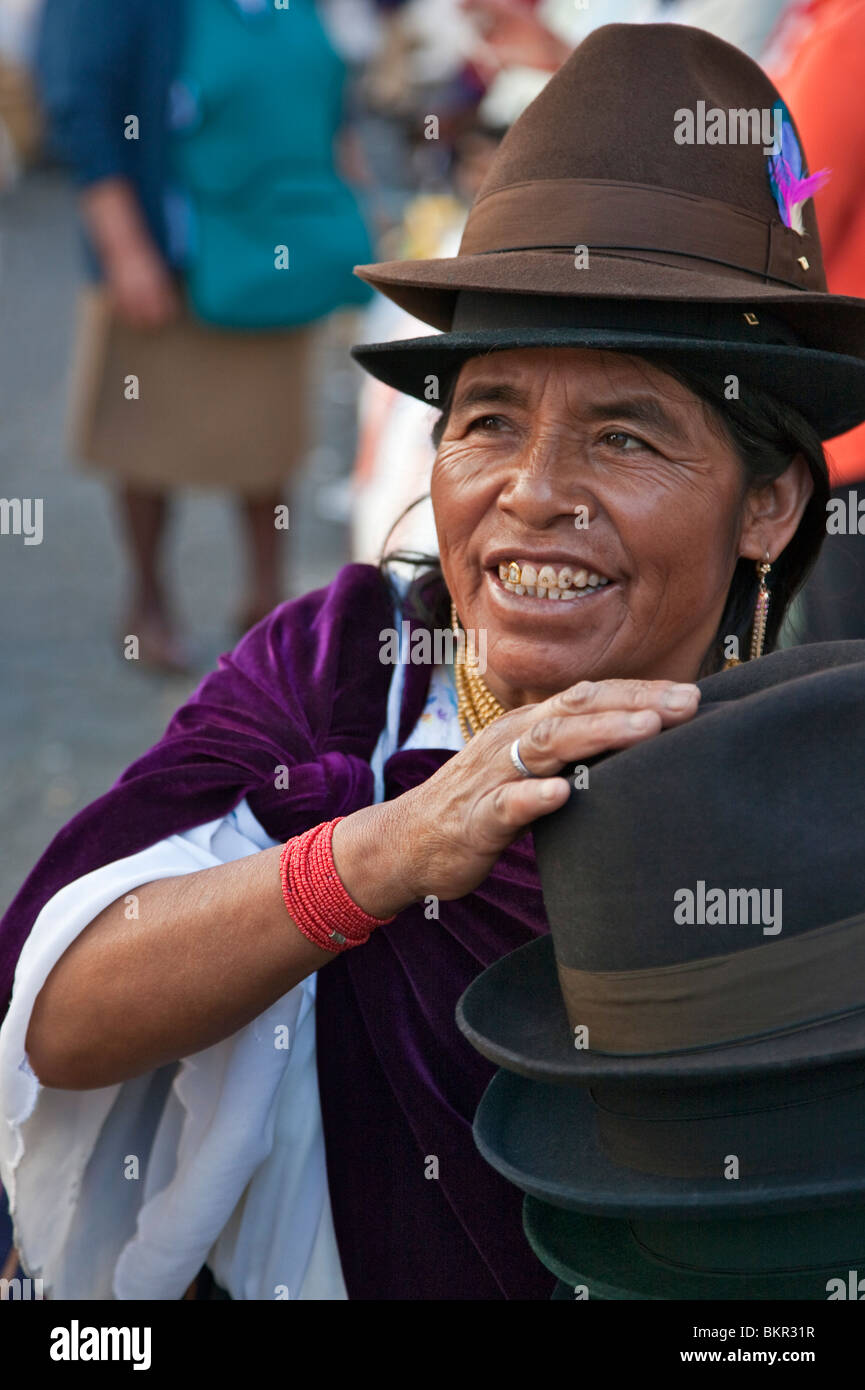 Ecuador, verkauft eine indigene Frau Hüte von indischen Frauen auf dem Wochenmarkt Sangolqui bevorzugt. Stockfoto