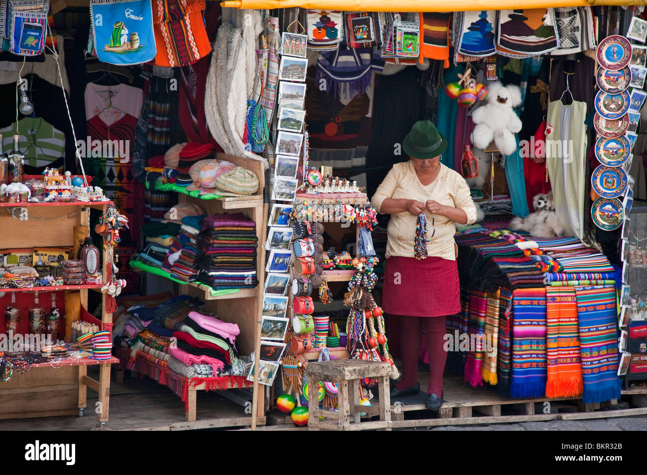 Ecuador, einem Straßenrand stall verkaufendes lokales Kunsthandwerk in Quito. Stockfoto