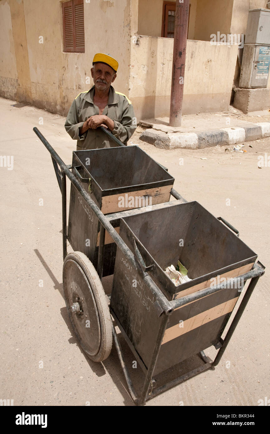 Ägypten, Luxor. Ein Müll-Sammler steht mit seinem Wagen in den staubigen Straßen von Luxor. Stockfoto