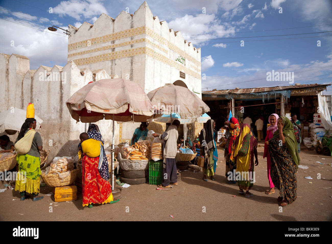 Äthiopien, Harar. Harari Frauen kaufen Brot außerhalb Harars Shoa Tor. Stockfoto
