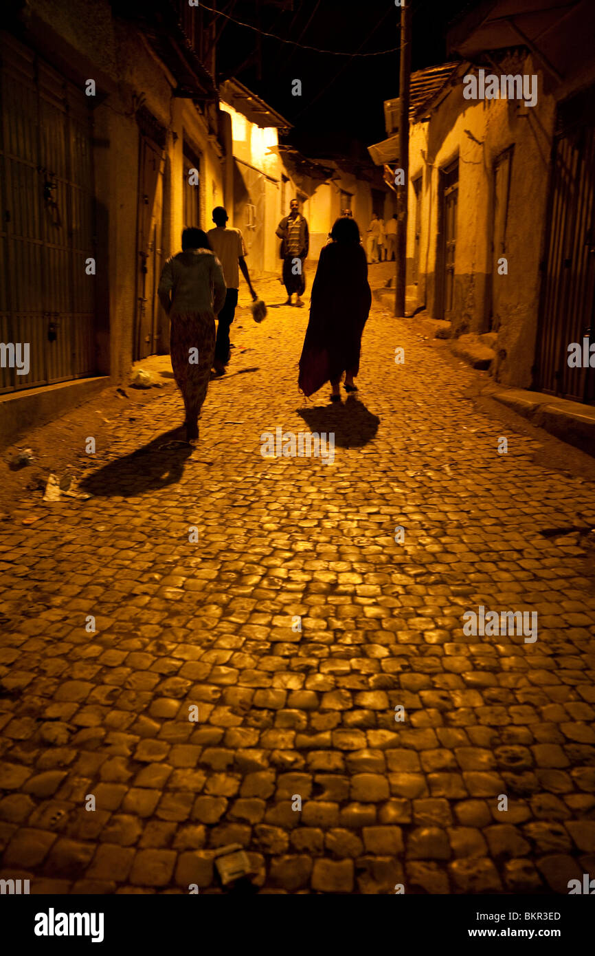 Äthiopien, Harar. Harari Frauen werfen lange Schatten unter Strassenlaternen. Stockfoto