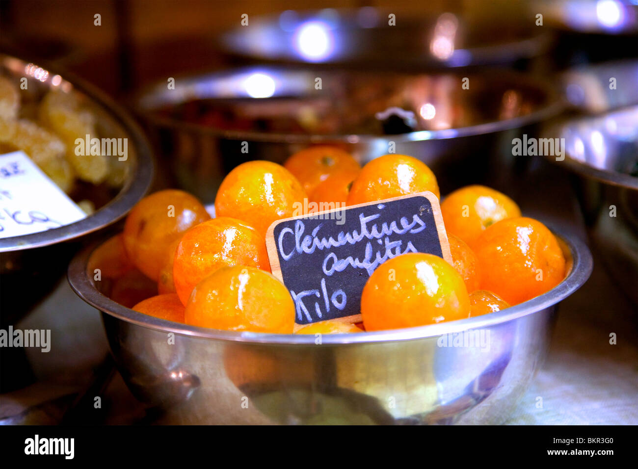 Frankreich, Cote d ' Azur, Nizza; Eine mediterrane Delikatesse; Clementinen getränkt in Alkohol, in einem typischen Geschäft in der Altstadt Stockfoto