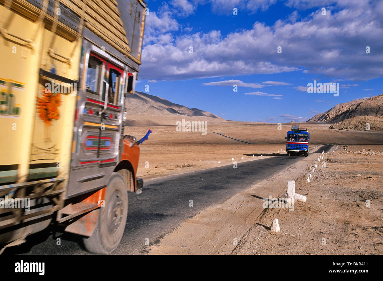 LKW auf der Indis Valley Highway von Leh nach Likir, Ladakh, Nord-West-Indien Reisen Stockfoto