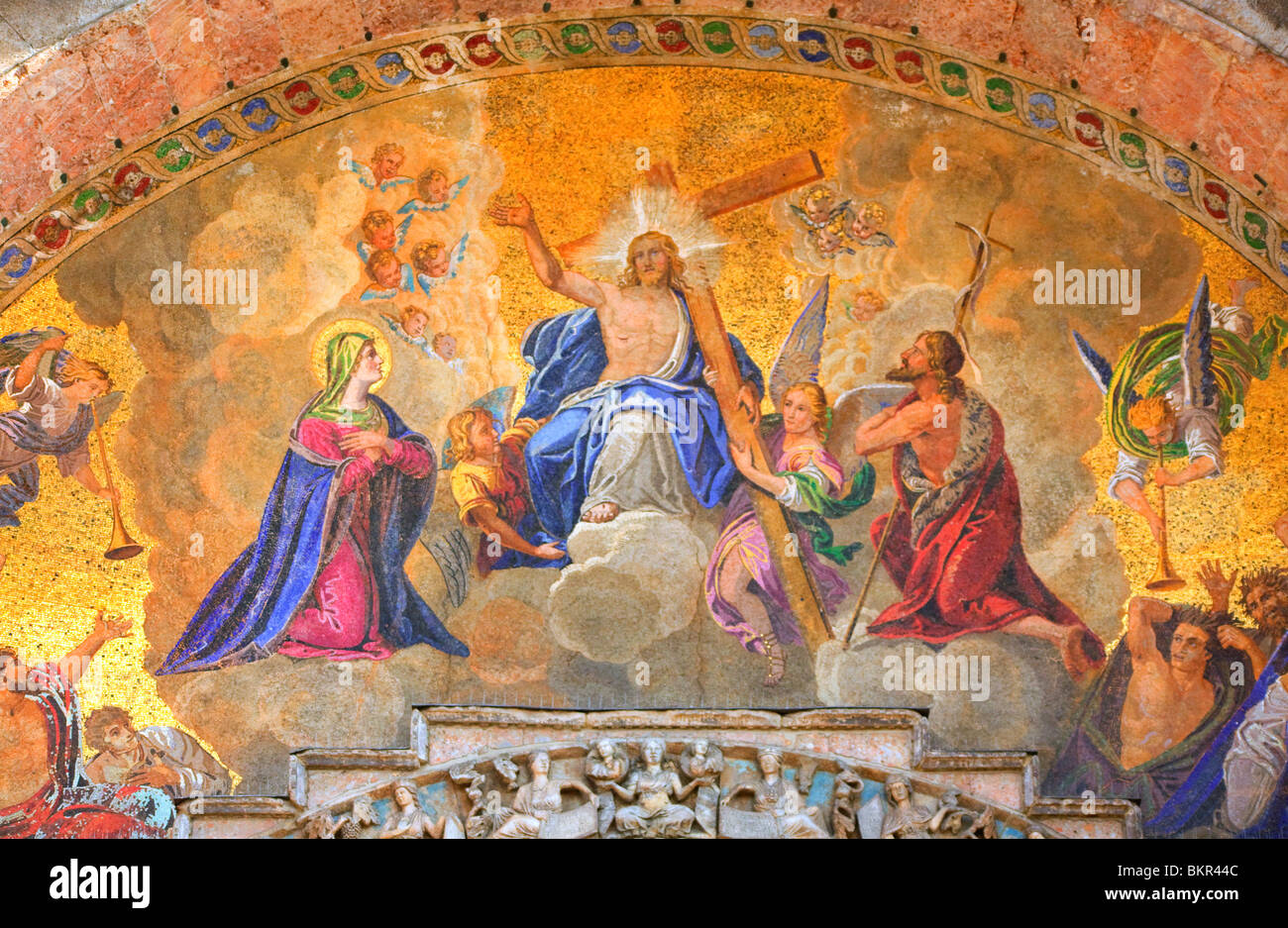 Italien, Veneto, Venedig; Die Auferstehung Christi dargestellt auf den wichtigsten Torbogen zum Eingang der Basilika di San Marco Stockfoto