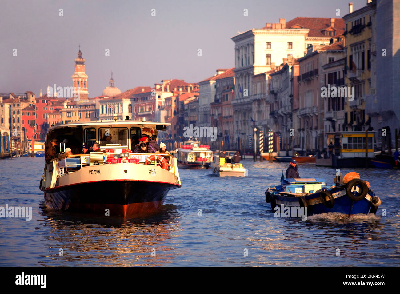 Italien, Veneto, Venedig; Eine Vaporetto, neben einem kleinen Boot die Güter in der venezianischen Lagune, auf der Gran Canal Stockfoto