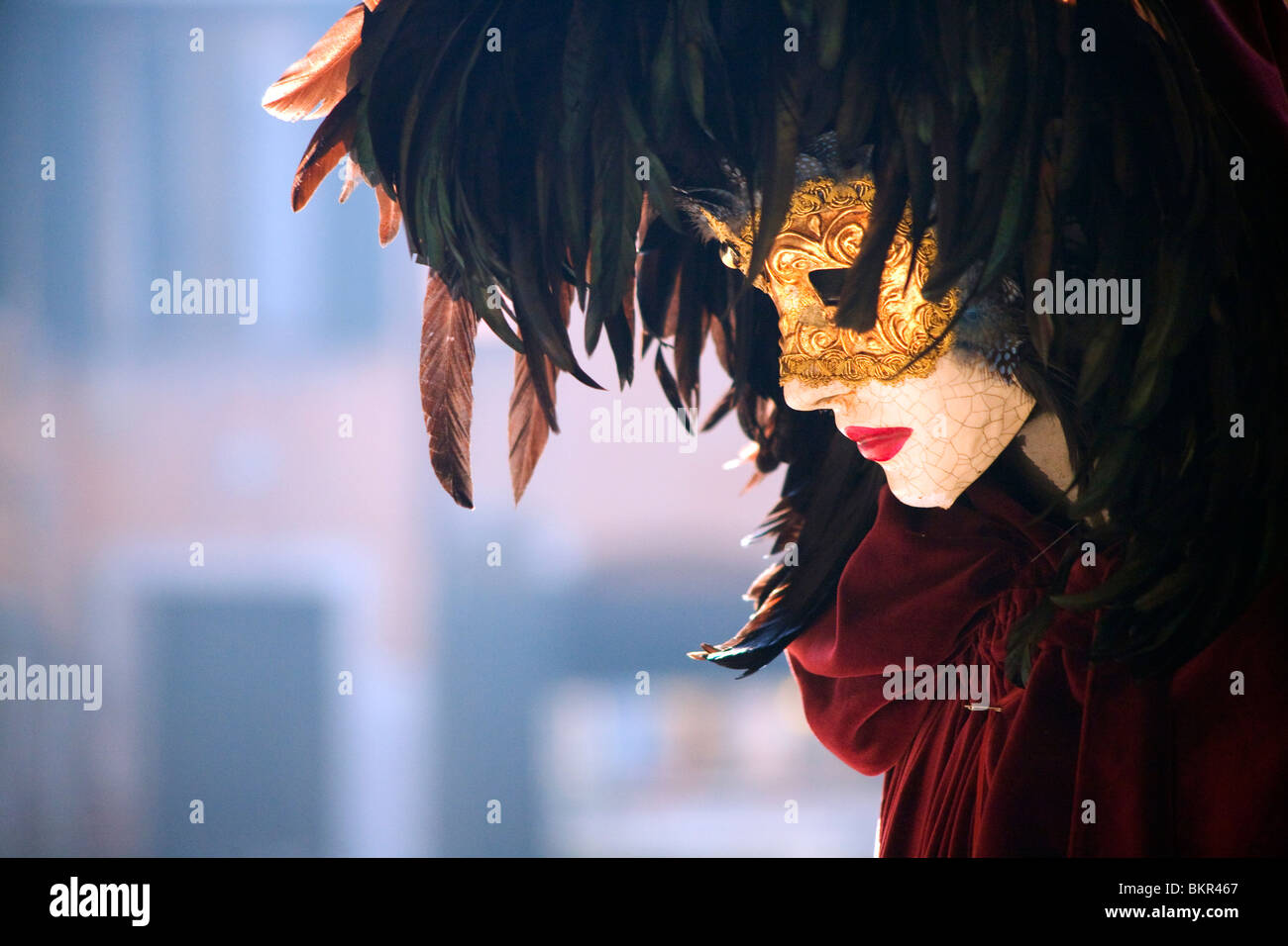 Italien, Veneto, Venedig; Eine venezianische Maske auf eine Schaufensterpuppe Stockfoto