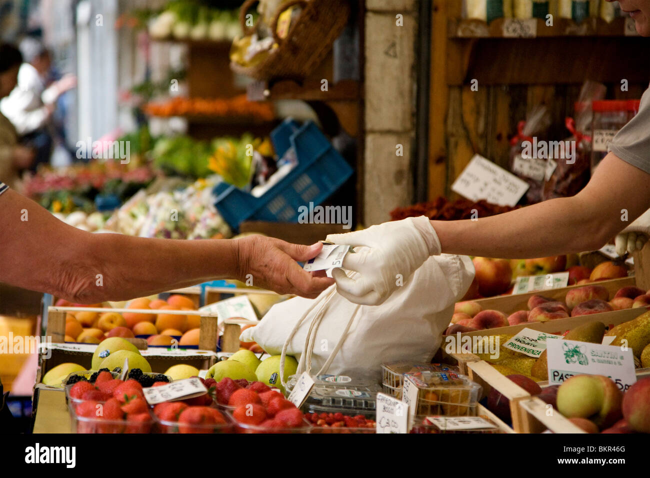 Venedig, Veneto, Norditalien; Auf der Markt eine Person kauft Obst, die behandschuhte Hand erinnert an Commedia dell Stockfoto