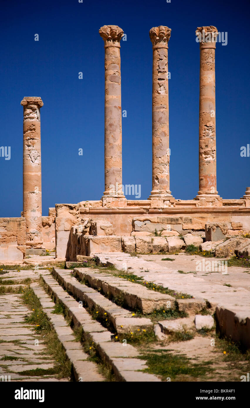 Libyen, Tripolitanien, Sabrahta; Spalten mit einem blauen Himmel in der römischen Stadt Sabrahta. Stockfoto