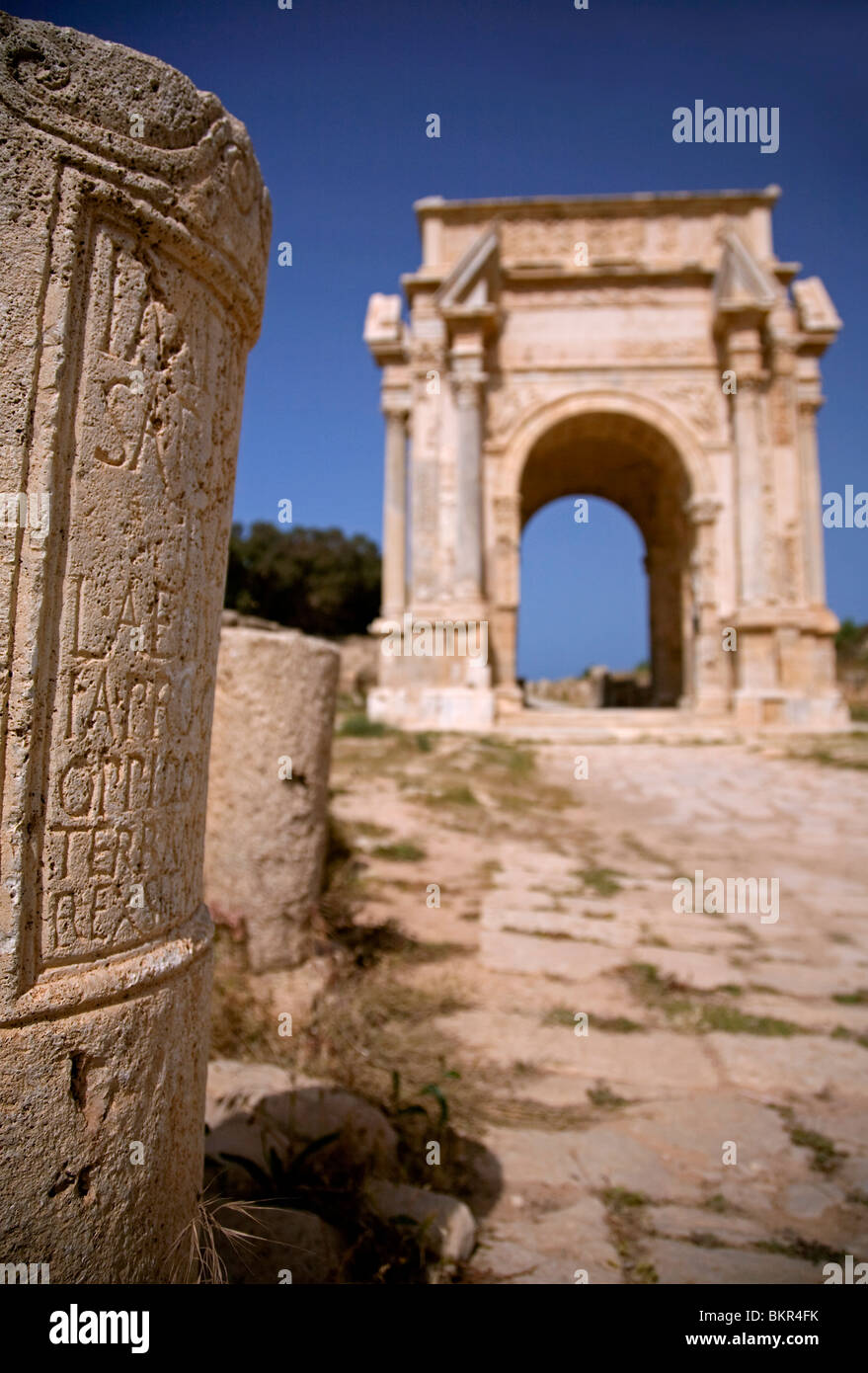 Libyen; Tripolitanien; Khums; Eine Inschrift auf einem Stein und der Bogen des Septimius Severus. Stockfoto