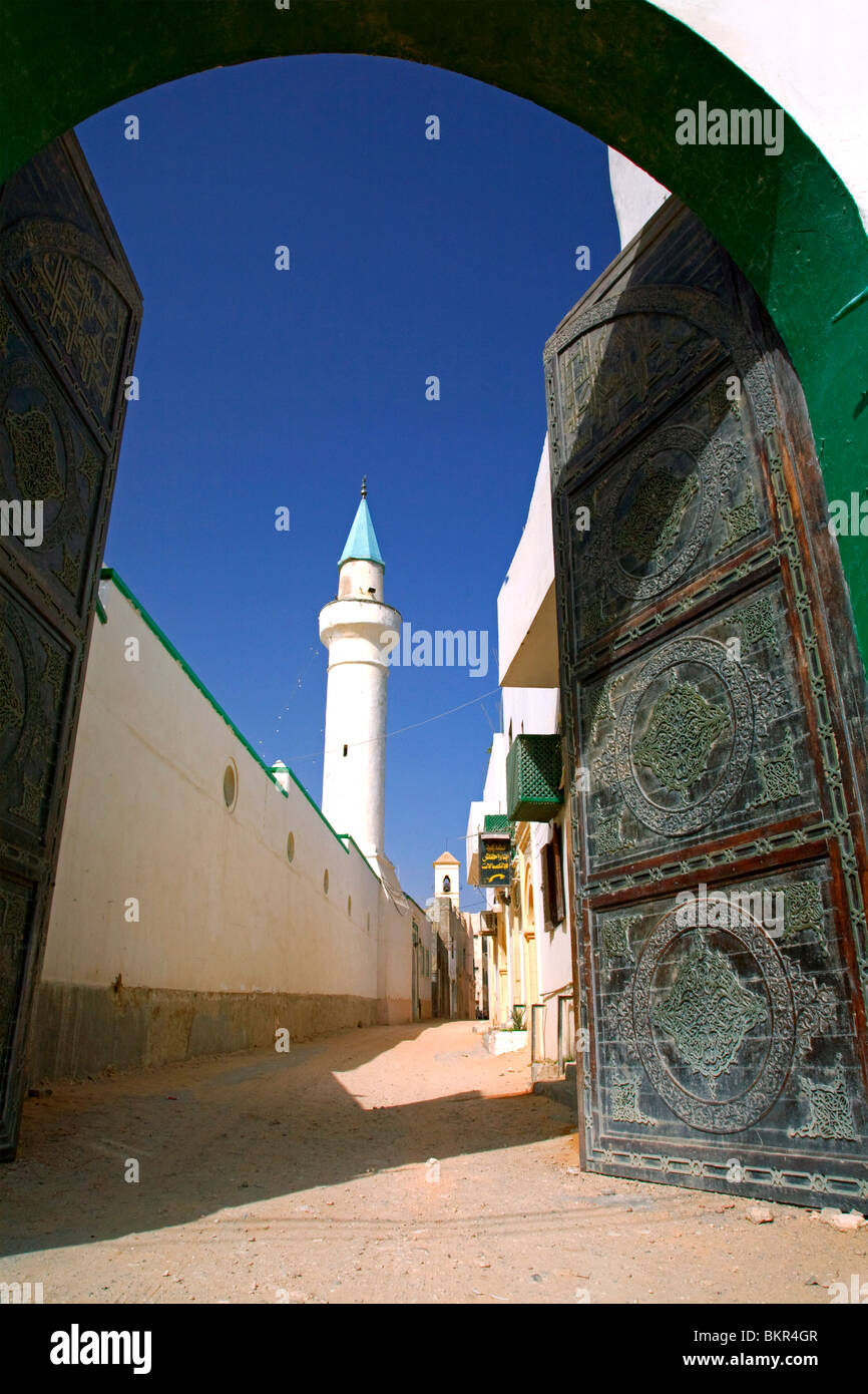 Libyen; Tripolitanien; Tripolis; Ein Gatter mit Blick auf das Mittelmeer führt zum alten Medina Center. Stockfoto