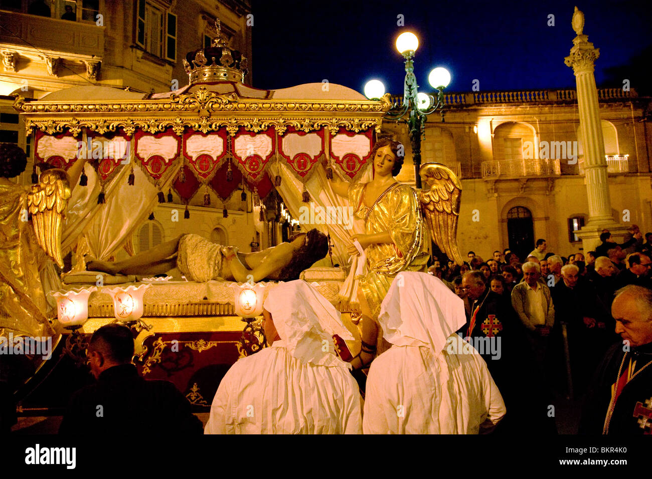 Malta, Qormi; Die Grabbeigaben gold vergoldeten statuenhafte Darstellung eines toten Christus nach der Kreuzigung, gute Fiday Prozessionen. Stockfoto