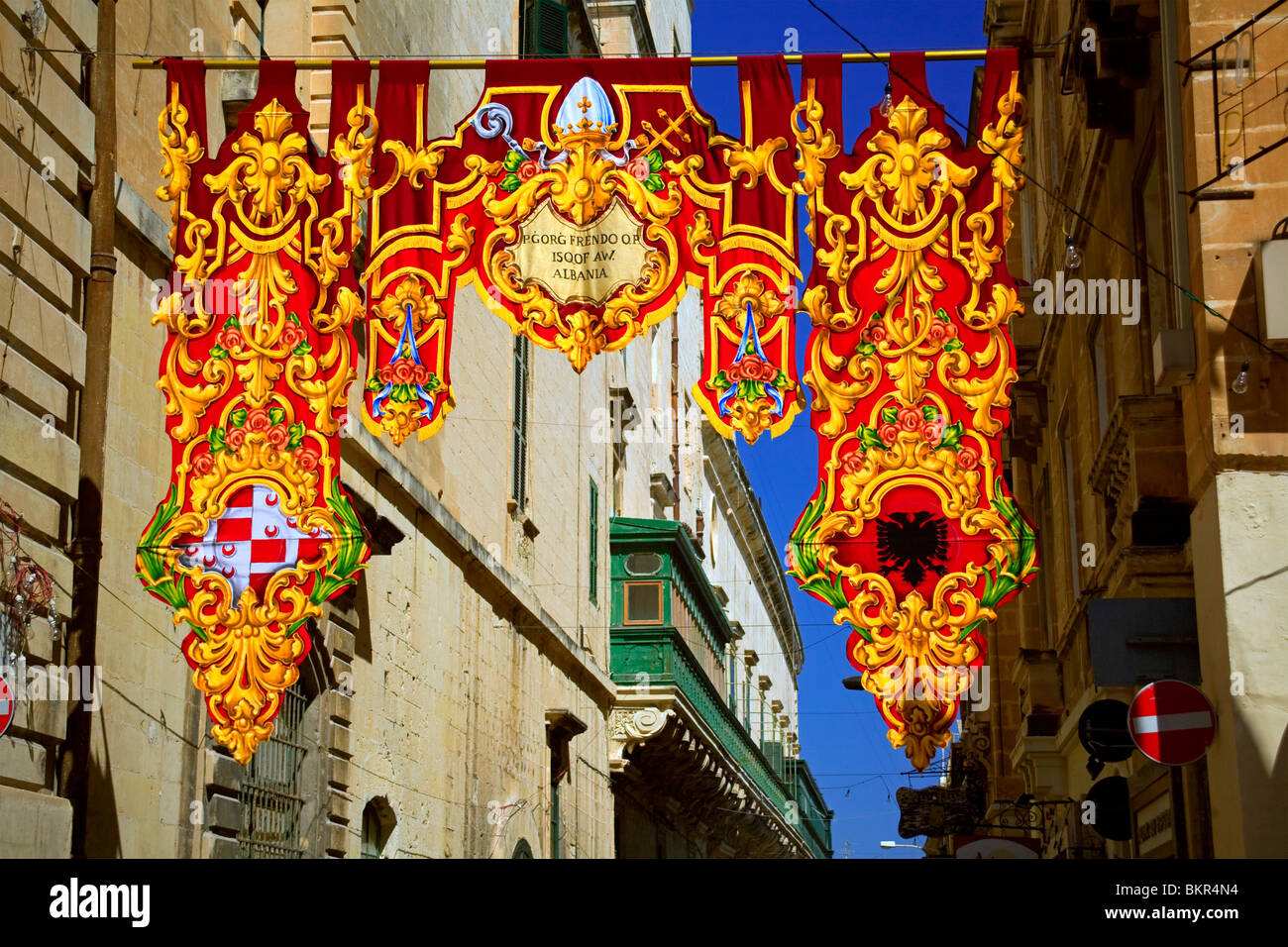 Malta, Valletta; Bunte Straße Dekorationen für ein fest für einen der vielen Schutzheiligen. Stockfoto