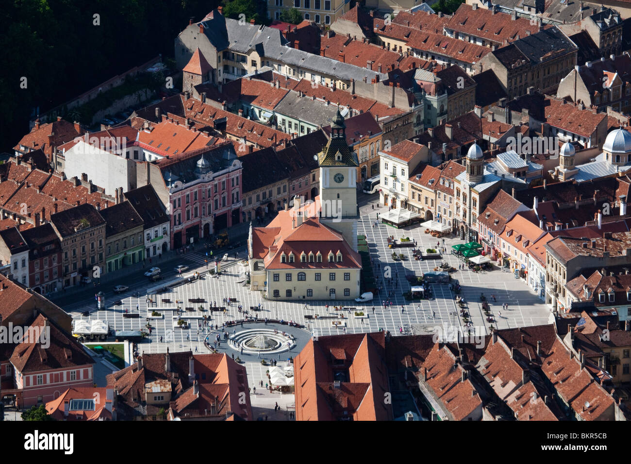 Rumänien, Siebenbürgen. Die Hauptstadt der Region; Brasov betrachtet aus Tampa Berg. Stockfoto