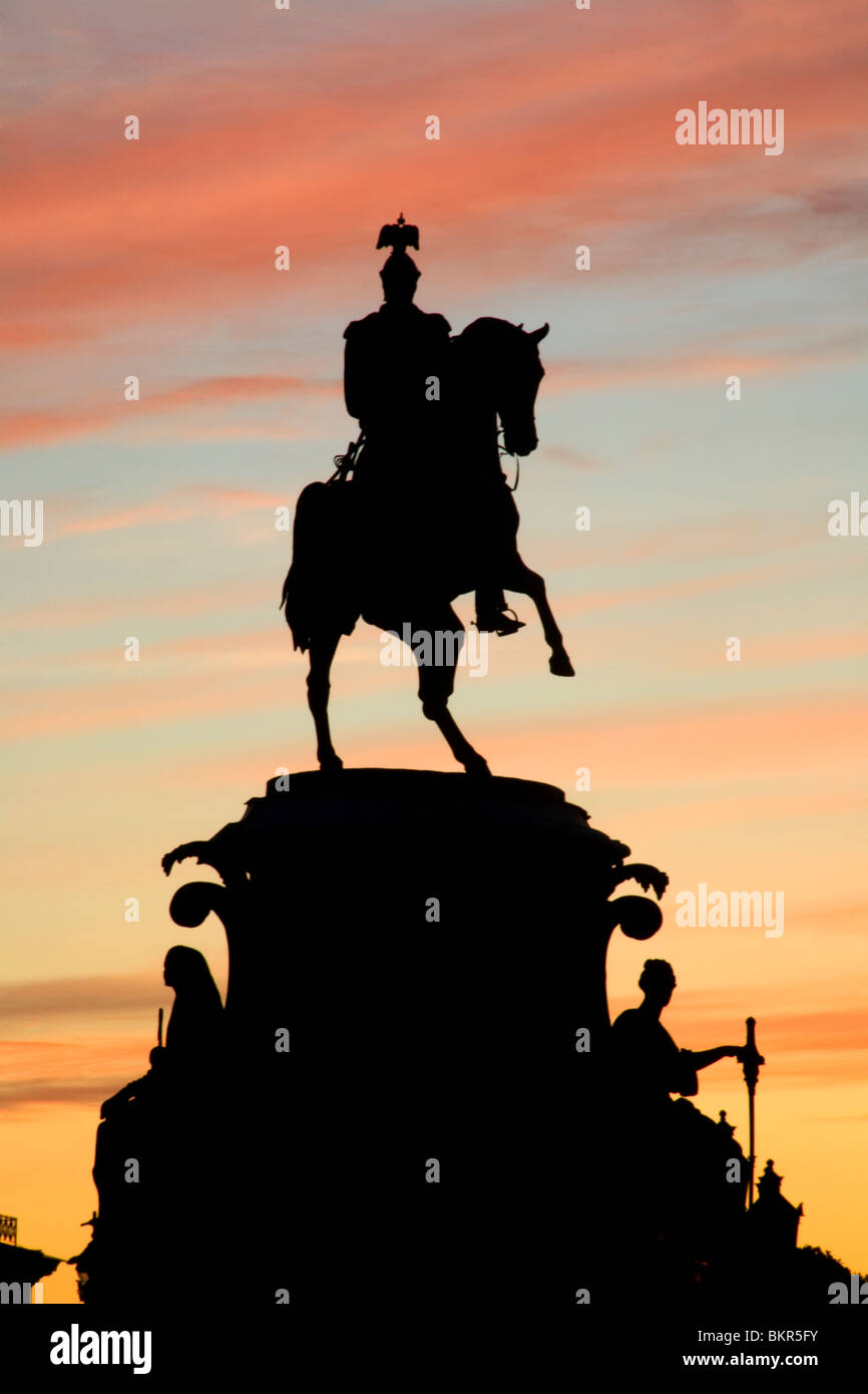 Russland, St.Petersburg; Silhouette von Tsar Nicholas ich Denkmal gegen eine dramatische Abendlicht auf der St.Isaac Platz Stockfoto