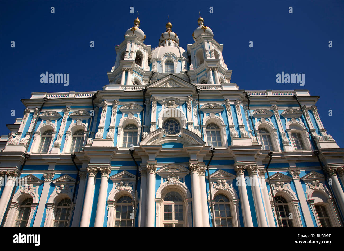 Russland, St.Petersburg; Smolny-Kathedrale mit seinen leuchtenden blauen und weißen Farben Stockfoto