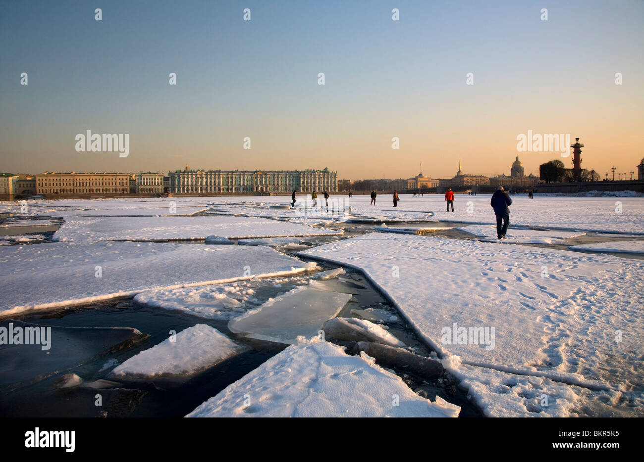 Russland, St.Petersburg; Menschen zu Fuß auf der zugefrorenen Newa mit der Eremitage, der Admiralität und St.Isaac Dom. Stockfoto