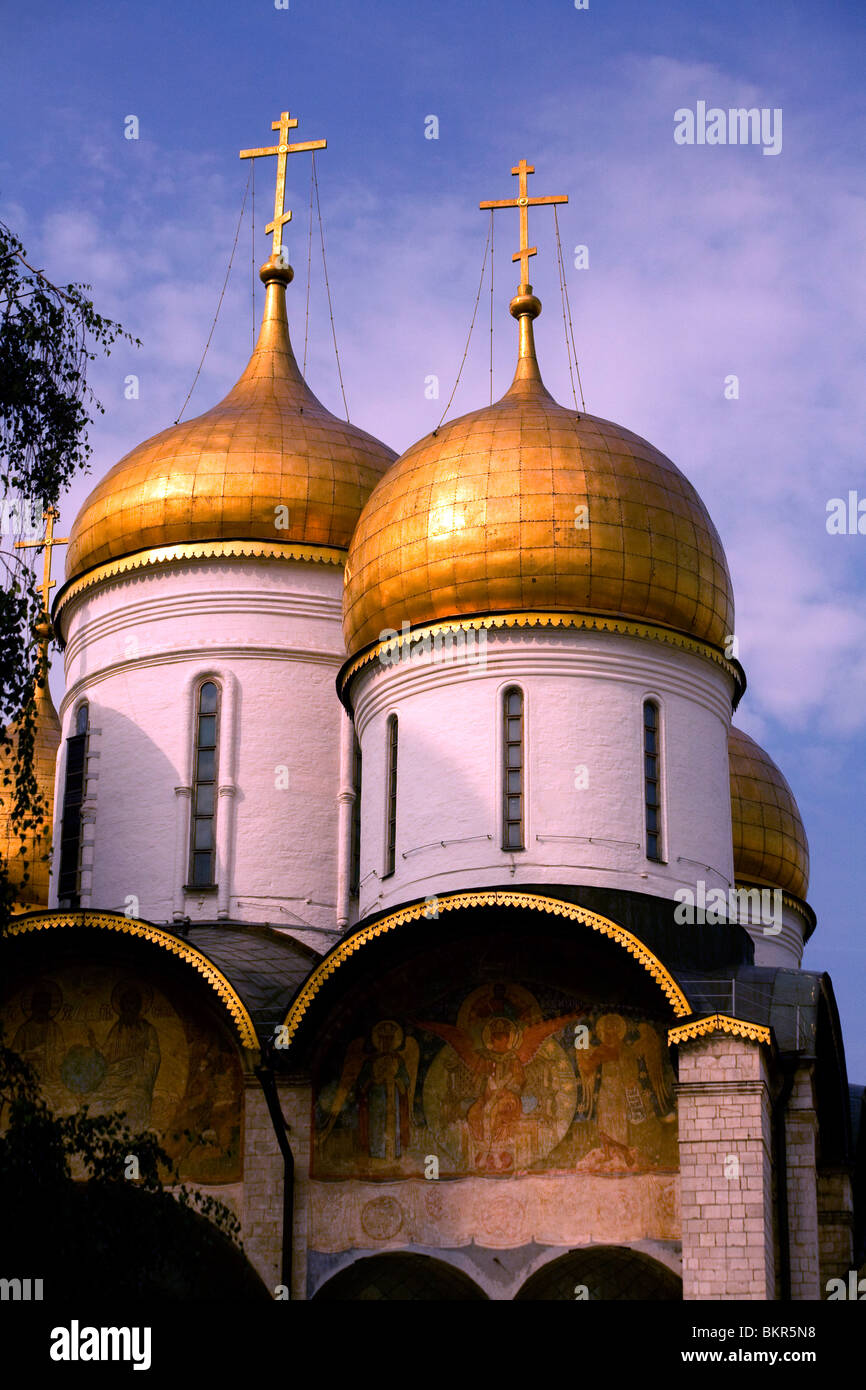 Russland, Moskau, Kreml; Die Himmelfahrts-Kathedrale mit ihren goldenen Zwiebeltürmen geformt Stockfoto