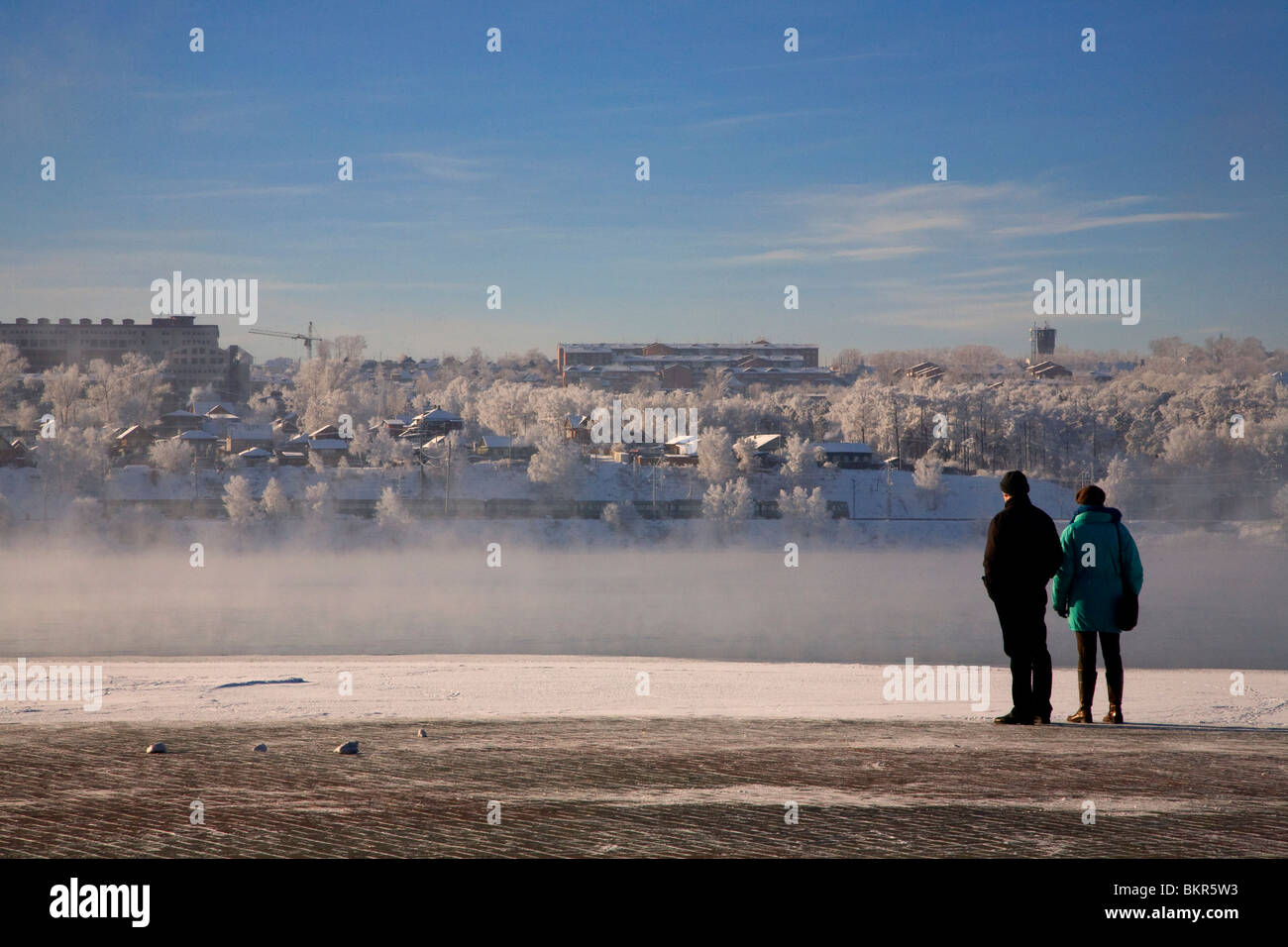 Russland, Sibirien, Irkutsk; Betrachtet man den Nebel am Fluss Angara, durch die Lufttemperatur kälter als das Wasser. Stockfoto