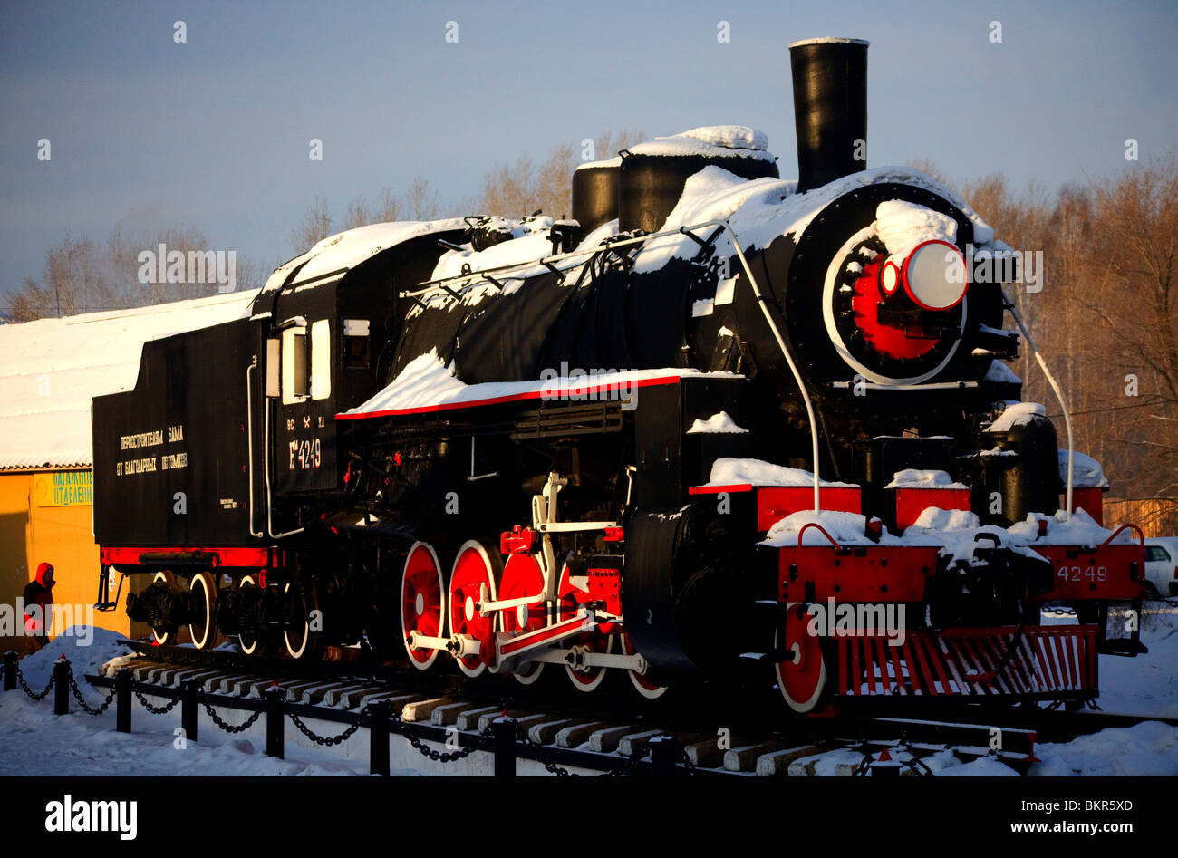 Russland, Sibirien, Transsibirische; Ein Alter Zug von sowjetischen Zeiten auf dem Display an einer Station der Eisenbahn. Stockfoto