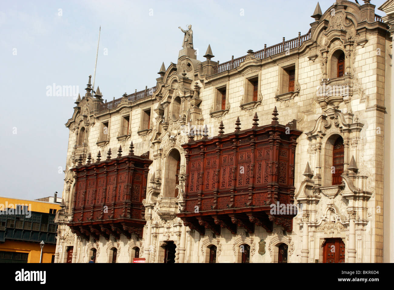 spektakuläre geschnitzte Zeder Holz Balkone auf der historischen Palast des Erzbischofs in der Altstadt von Lima, Peru, der UNESCO Stockfoto