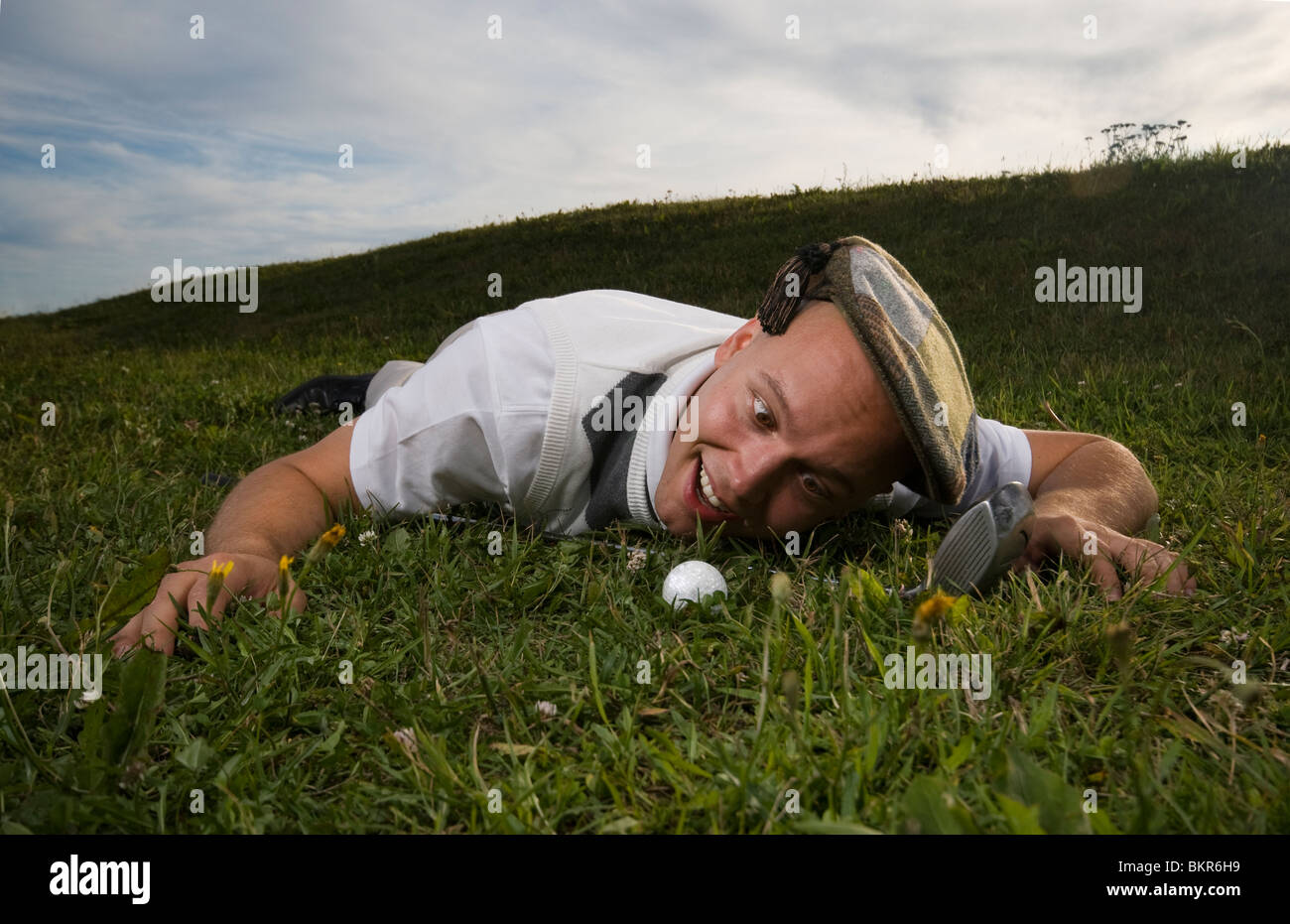 Verrückte Golfer Blick auf Golf-Ball im rough Stockfoto