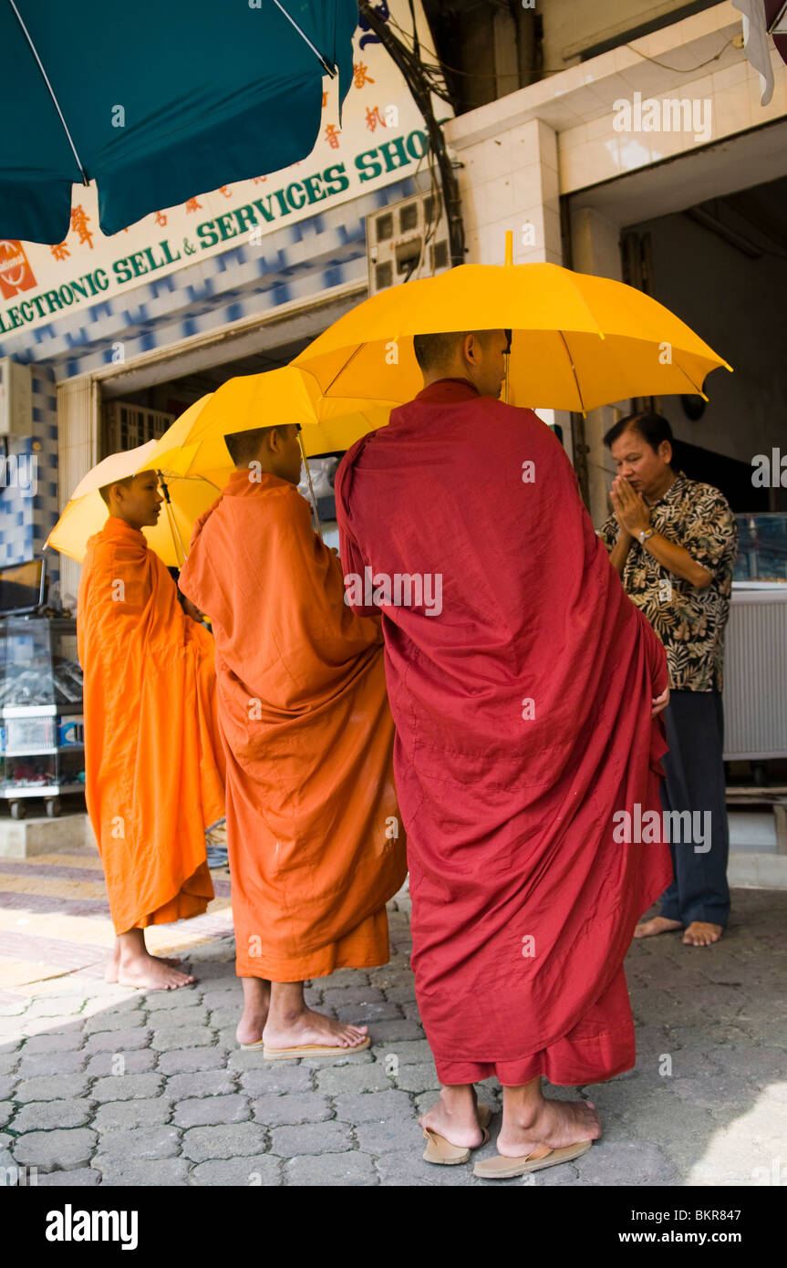 Mönche segnen ein Anwohner von Phnom Penh. Stockfoto