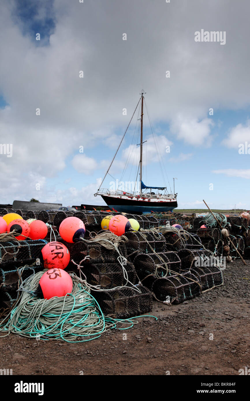 Hummer-Töpfe und Yacht im Hafen von Heiligen Insel Northumberland UK wiederhergestellt wird Stockfoto